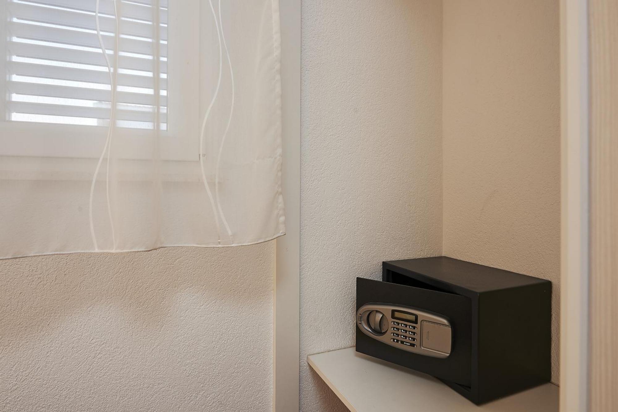 Apartments With A Parking Space Mavarstica, Ciovo - 17803 Trogir Room photo